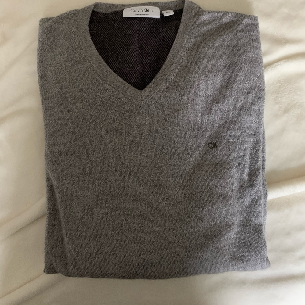 Calvin Klein Men’s v-neck sweater
